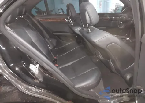 2011 Mercedes-Benz C 300 Luxury 4Matic/Sport 4Matic z USA, uszkodzony, nr VIN WDDGF8BB6BR171110